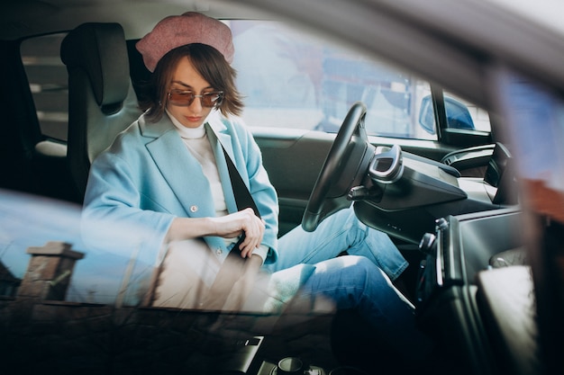 Mujer joven, viaje, en, coche eléctrico