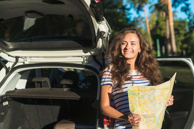 Foto gratuita mujer joven en un viaje por coche