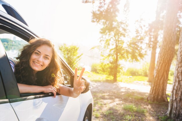 Mujer joven en un viaje por coche