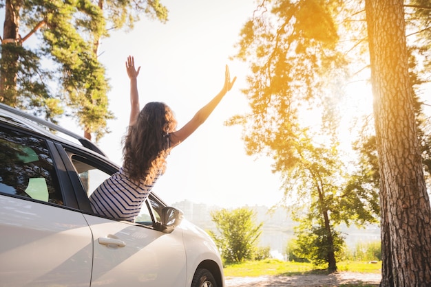 Mujer joven en un viaje por coche