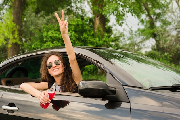 Foto gratuita mujer en joven en un viaje por coche