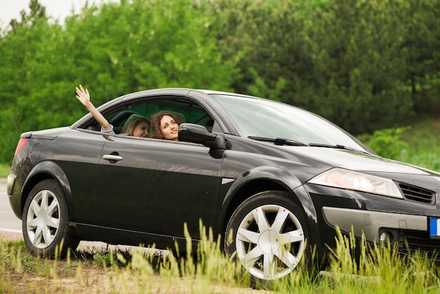 Mujer en joven en un viaje por coche