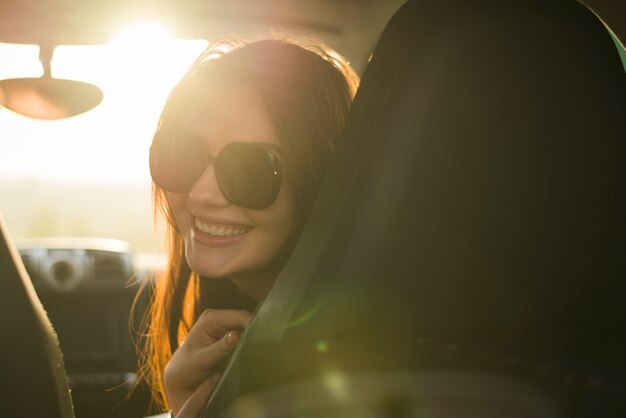 Mujer en joven en un viaje por coche