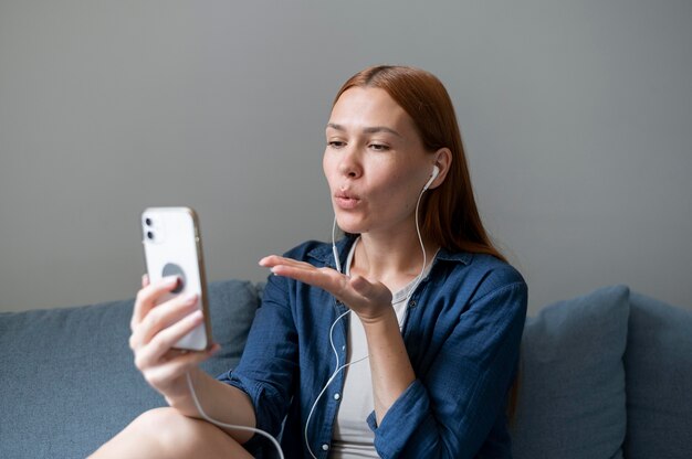 Mujer joven con una videollamada familiar