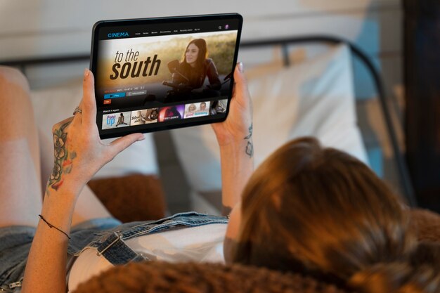 Mujer joven viendo una película en servicio de streaming en casa