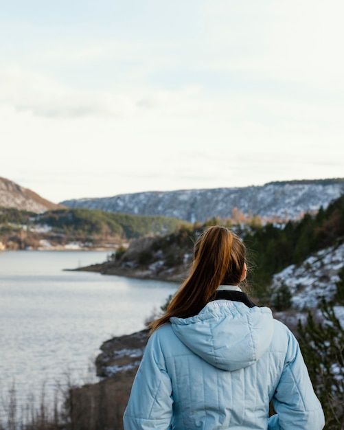 Mujer joven de visión trasera en la naturaleza