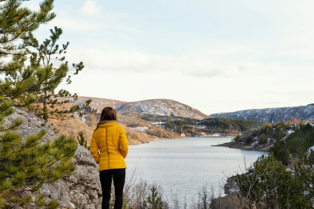 Mujer joven de visión trasera en la naturaleza