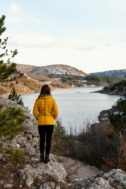 Mujer joven de visión trasera en la naturaleza