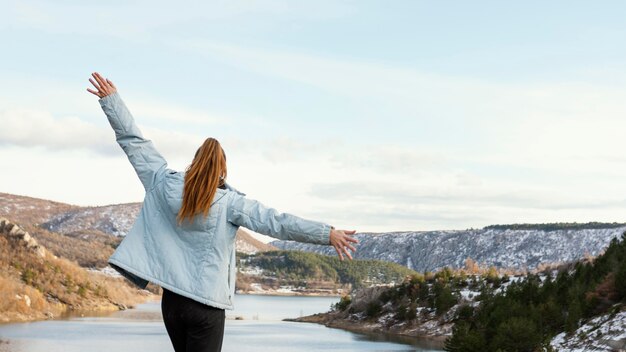 Mujer joven de visión trasera en la naturaleza