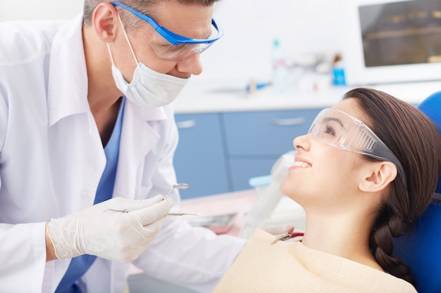 Mujer joven visitando al dentista