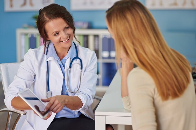 Mujer joven visitando al médico