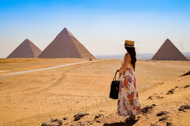 Mujer joven visitando las pirámides de Egipto