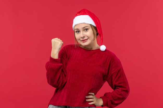 Mujer joven de vista frontal con expresión emocionada, Navidad roja de vacaciones