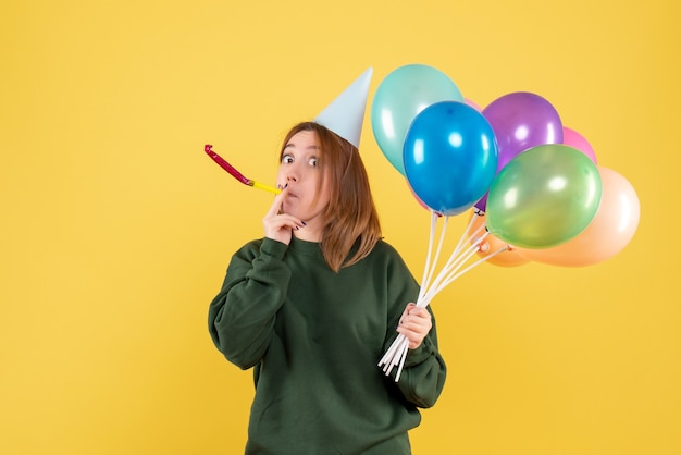 Foto gratuita mujer joven de vista frontal con globos de colores