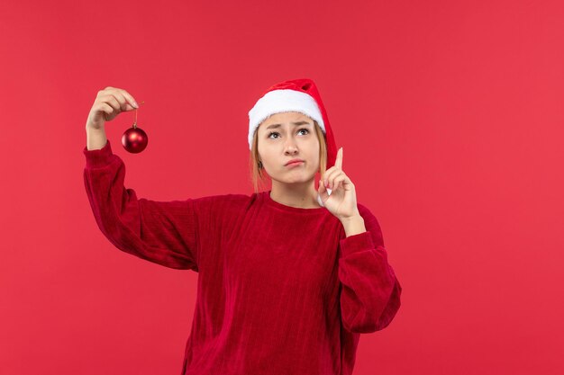 Mujer joven de vista frontal con juguete de navidad, vacaciones de navidad de emociones