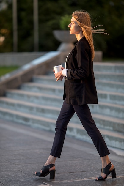 Mujer joven de la vista lateral que se va