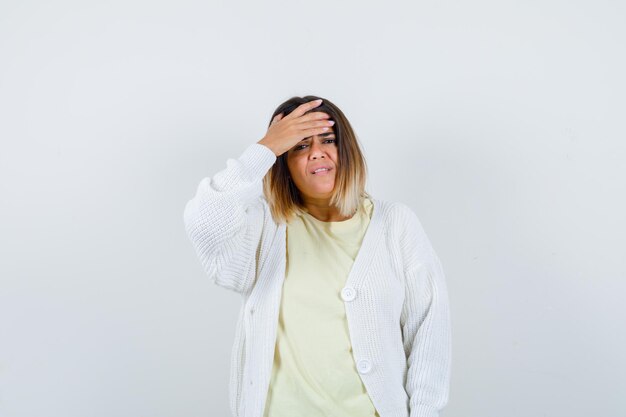 Mujer joven vistiendo un cárdigan blanco