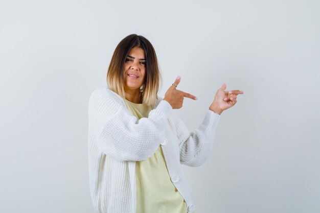 Mujer joven vistiendo un cárdigan blanco