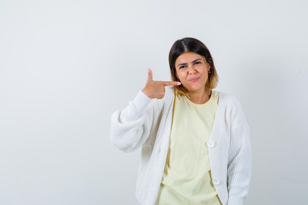 Mujer joven vistiendo un cárdigan blanco