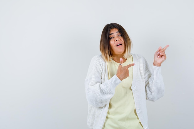 Mujer joven vistiendo un cárdigan blanco