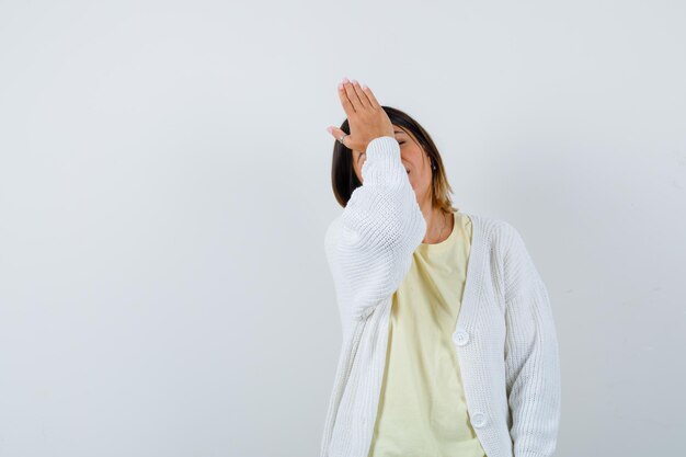 Mujer joven vistiendo un cárdigan blanco