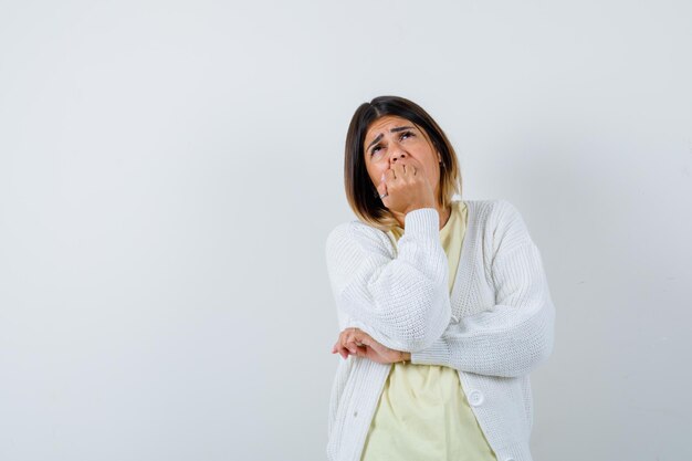 Mujer joven vistiendo un cárdigan blanco