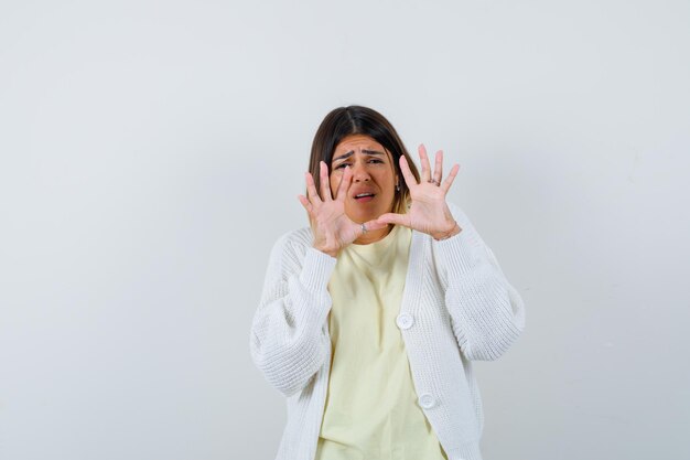 Mujer joven vistiendo un cárdigan blanco