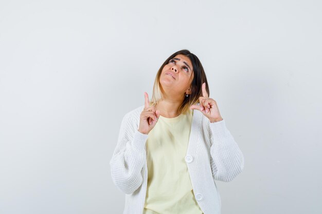 Mujer joven vistiendo un cárdigan blanco