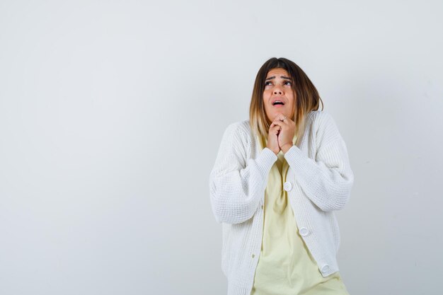 Mujer joven vistiendo un cárdigan blanco