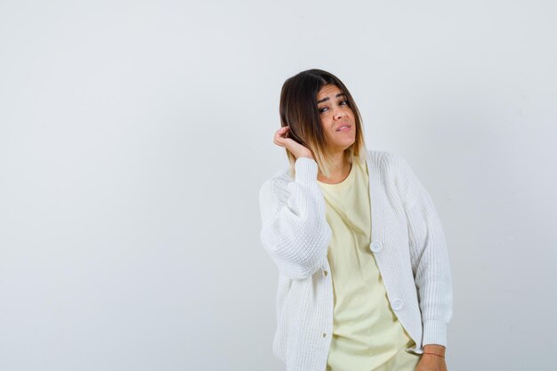 Mujer joven vistiendo un cárdigan blanco