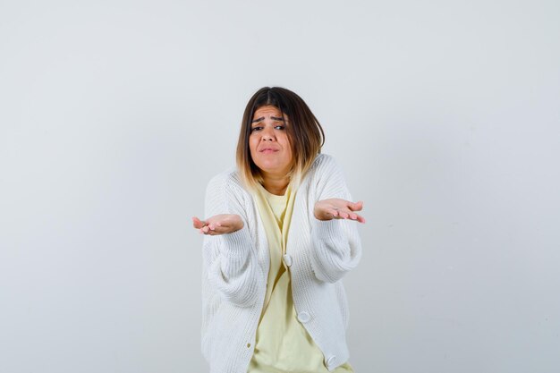 Mujer joven vistiendo un cárdigan blanco