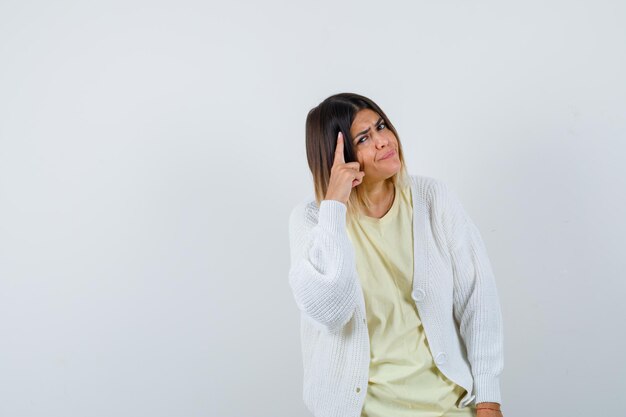 Mujer joven vistiendo un cárdigan blanco