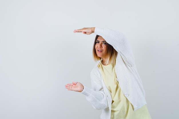 Mujer joven vistiendo un cárdigan blanco