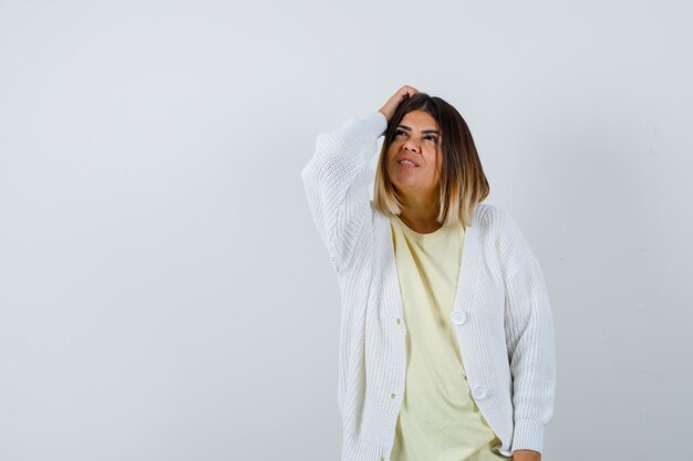 Mujer joven vistiendo un cárdigan blanco