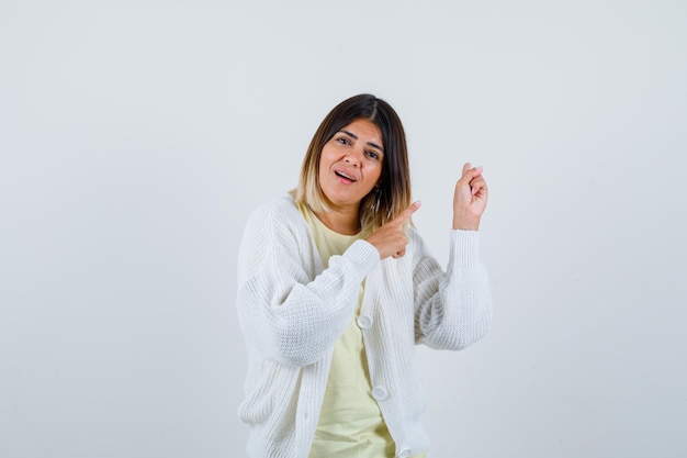 Mujer joven vistiendo un cárdigan blanco