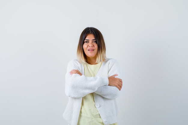 Mujer joven vistiendo un cárdigan blanco