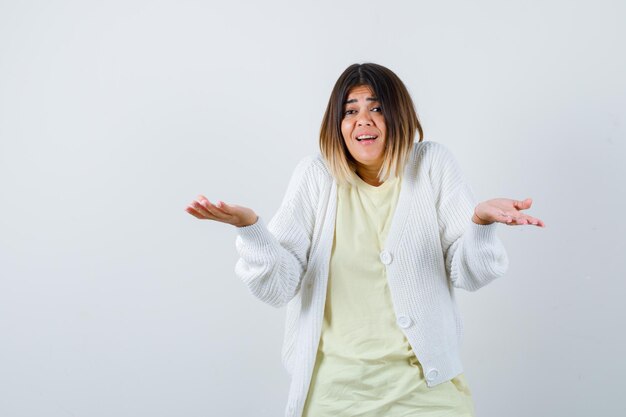 Mujer joven vistiendo un cárdigan blanco