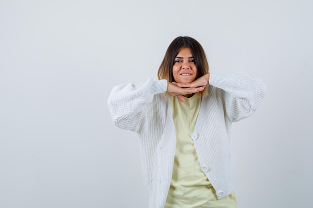 Mujer joven vistiendo un cárdigan blanco