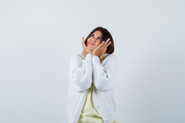 Mujer joven vistiendo un cárdigan blanco