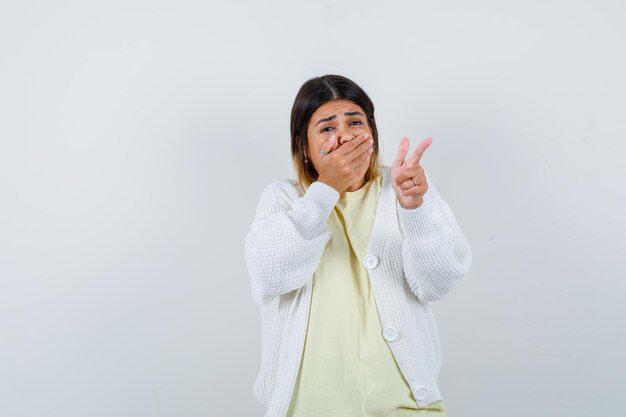 Mujer joven vistiendo un cárdigan blanco