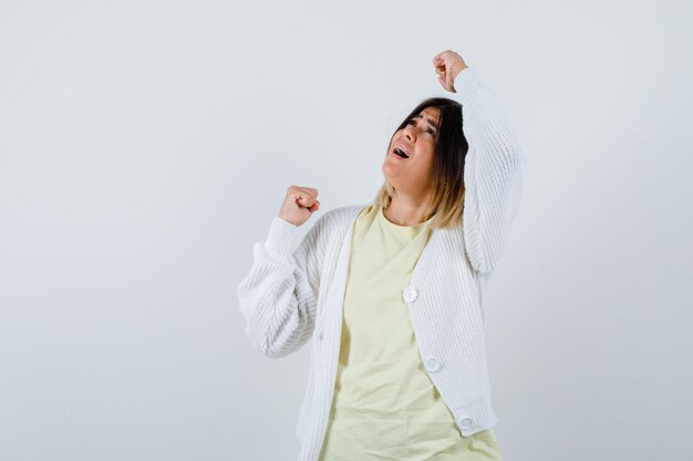 Mujer joven vistiendo un cárdigan blanco