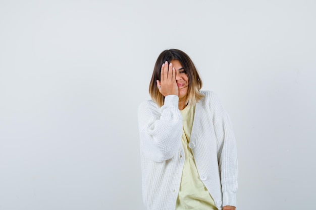 Mujer joven vistiendo un cárdigan blanco