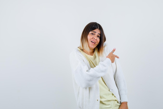 Mujer joven vistiendo un cárdigan blanco