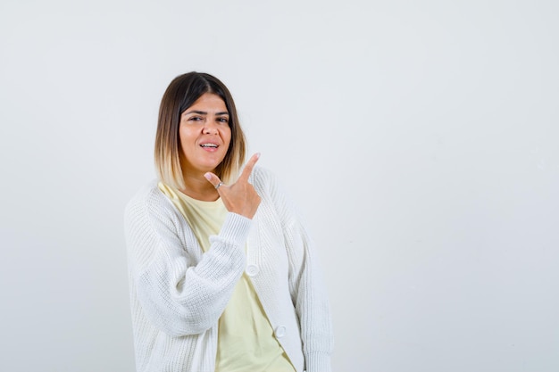 Mujer joven vistiendo un cárdigan blanco