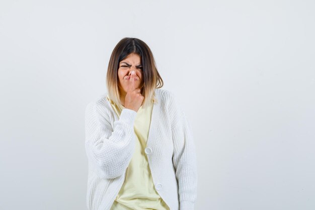 Mujer joven vistiendo un cárdigan blanco