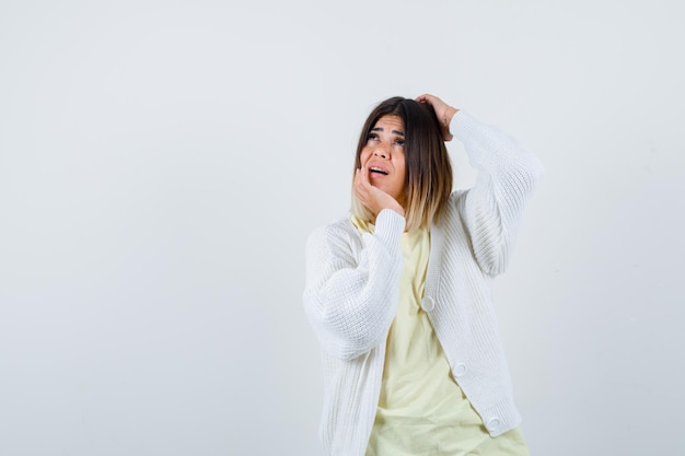 Foto gratuita mujer joven vistiendo un cárdigan blanco