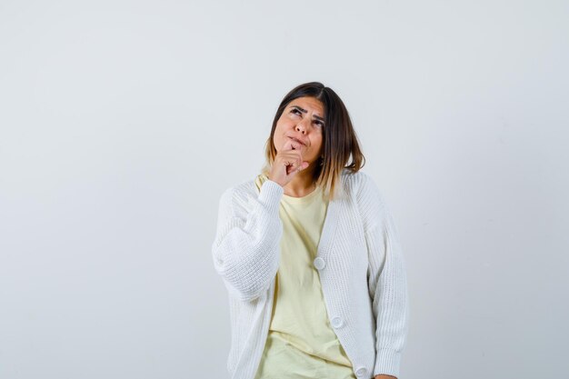 Foto gratuita mujer joven vistiendo un cárdigan blanco