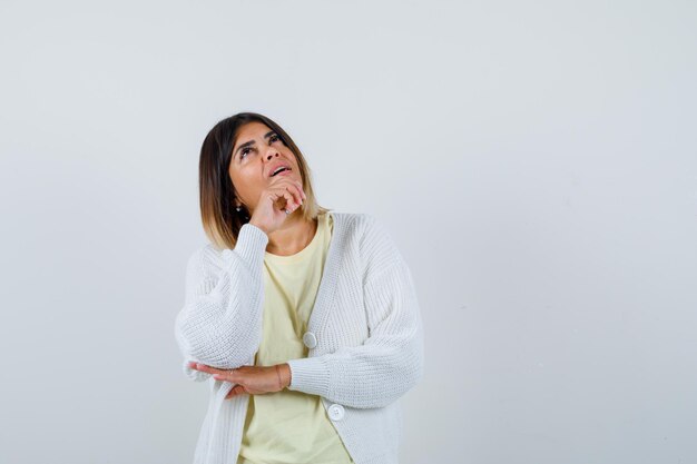 Mujer joven vistiendo un cárdigan blanco