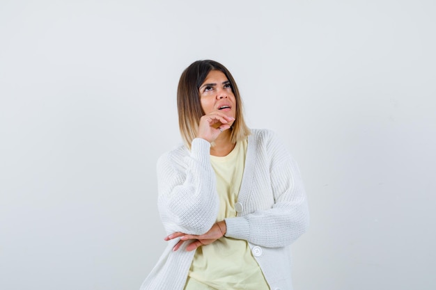 Mujer joven vistiendo un cárdigan blanco