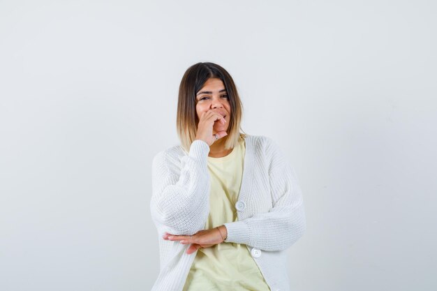 Mujer joven vistiendo un cárdigan blanco